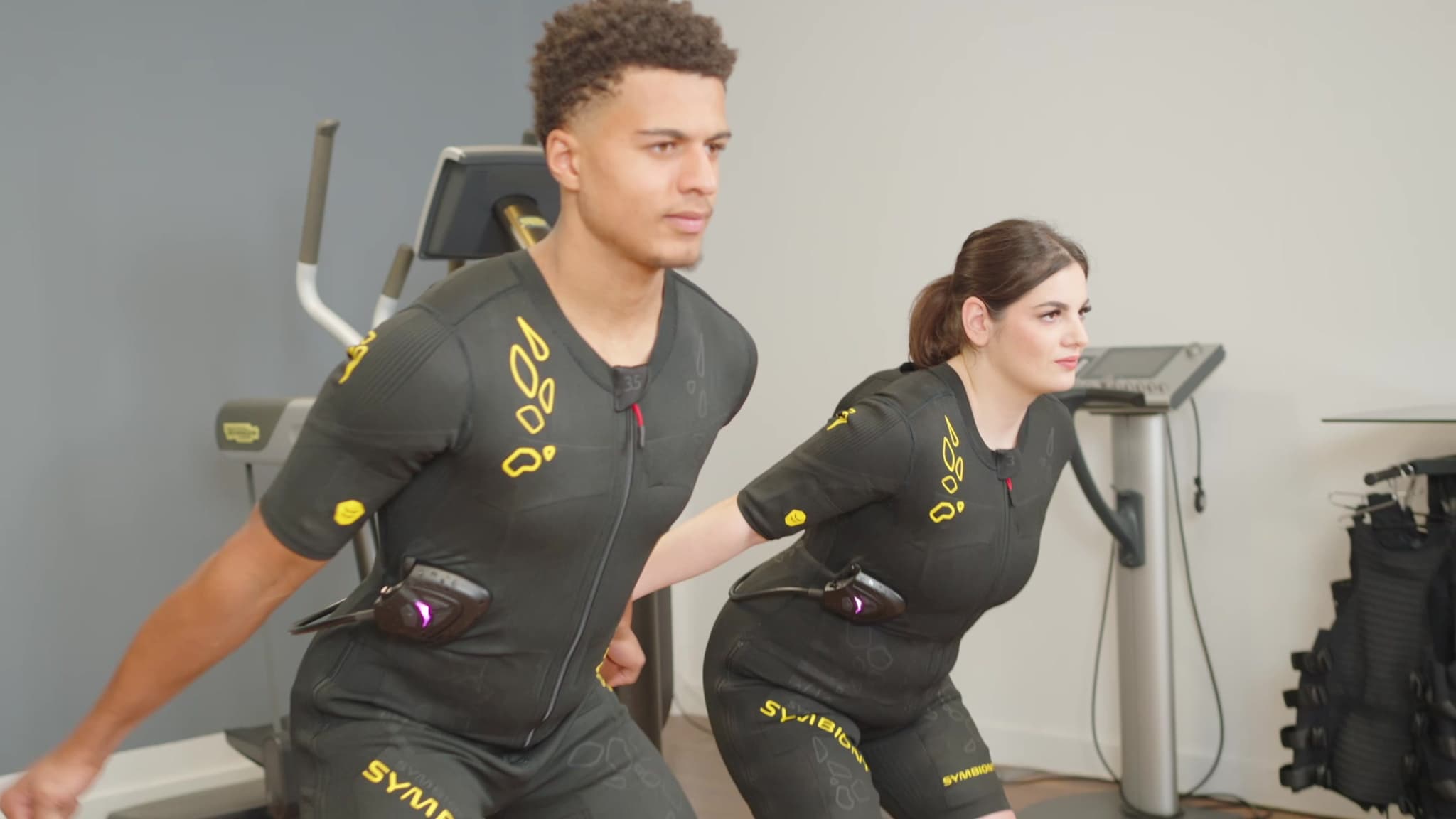 Zwei Mitglieder beim EMS-Training