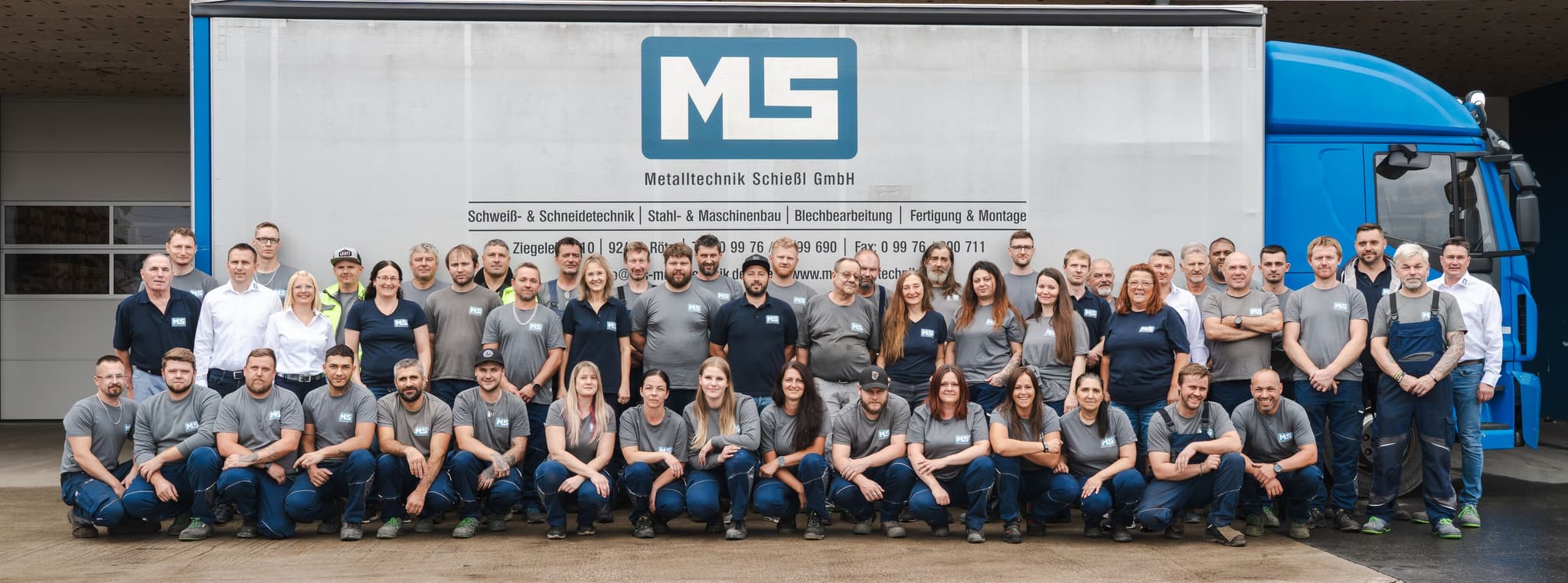 Die Belegschaft der MS Metalltechnik Schießl GmbH vor einem Lkw mit dem Firmenlogo