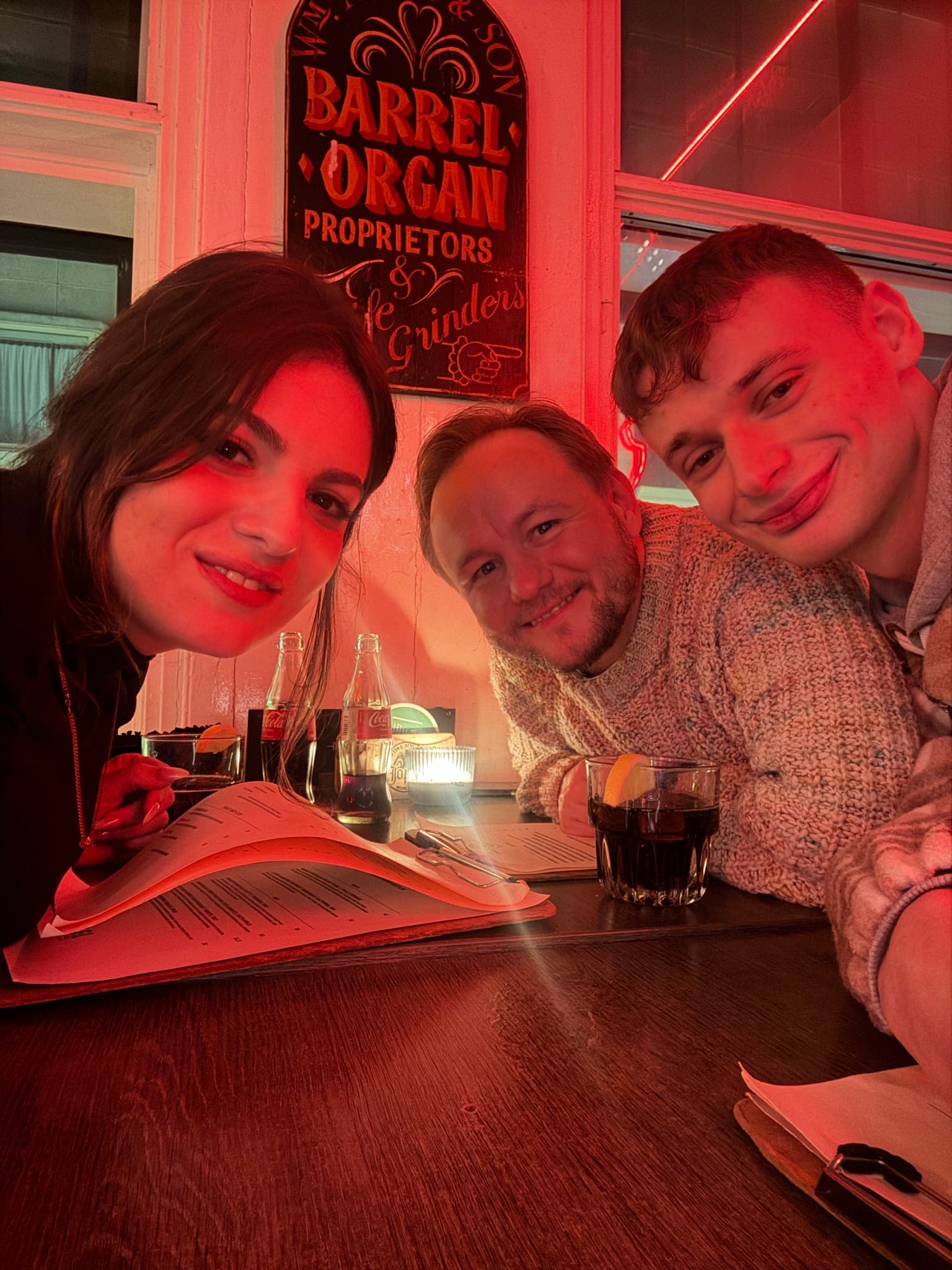 Katerina Gorecki, Arthur Gorecki und Emanuel Slowakiewicz von TeamUnbesiegbar an einem Tisch